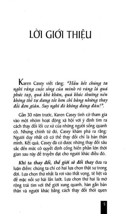 Cuốn sách Khi Ta Thay Đổi, Thế Giới Sẽ Đổi Thay là một lời động viên rằng bất kỳ ai cũng có thể tìm thấy bình yên và hạnh phúc, bất kể hoàn cảnh hiện tại ra sao